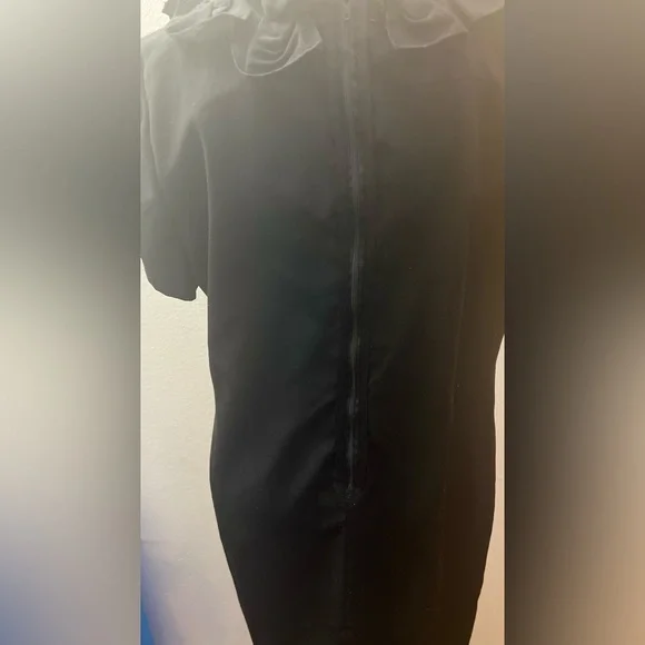 Tahari black dress with ruffled collar. Fully lined size 6. - Picture 3 of 3